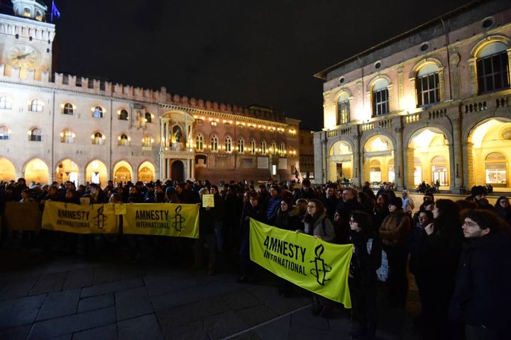 Centinaia di persone in piazza Maggiore (FotoSchicchi)