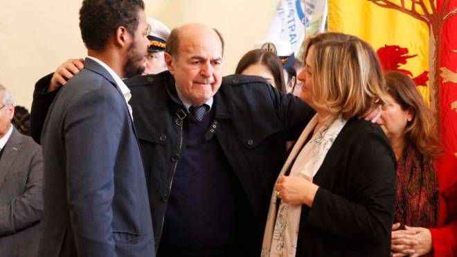 Addio a Fabrizio Matteucci, Pier Luigi Bersani alla camera ardente in Municipio (Foto Corelli)