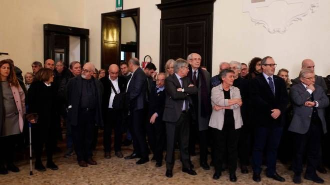 L'addio a Fabrizio Matteucci, folla in lacrime (Foto Corelli)