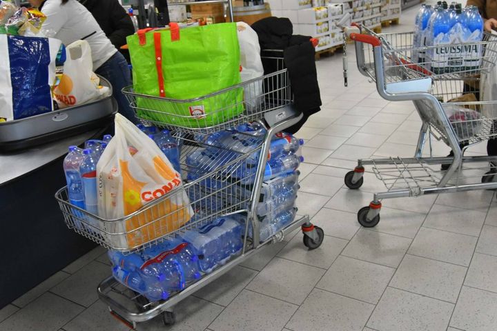 Reggio Emilia, la corsa ai supermercati (foto Artioli)