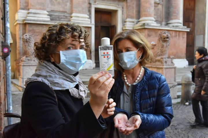 Reggio, Amuchina e mascherine (foto Artioli)