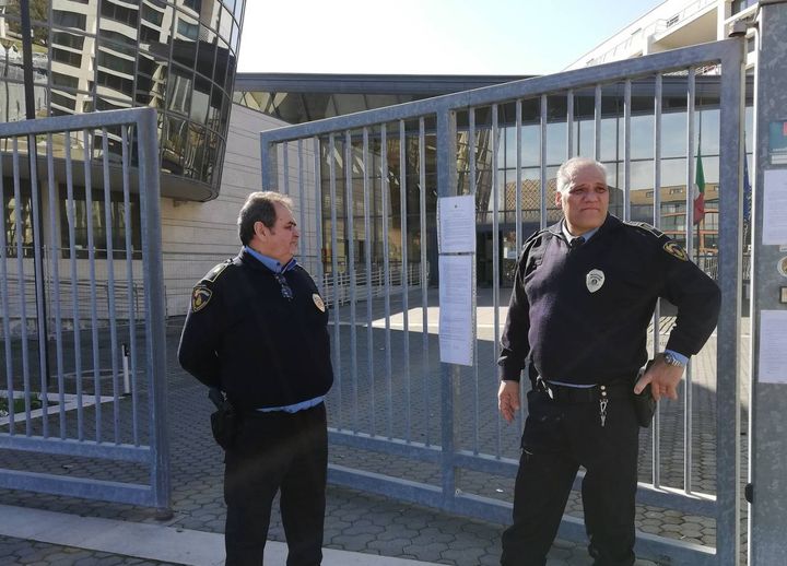 Rimini, vigilantes ai cancelli per impedire l'accesso al tribunale (foto Petrangeli)