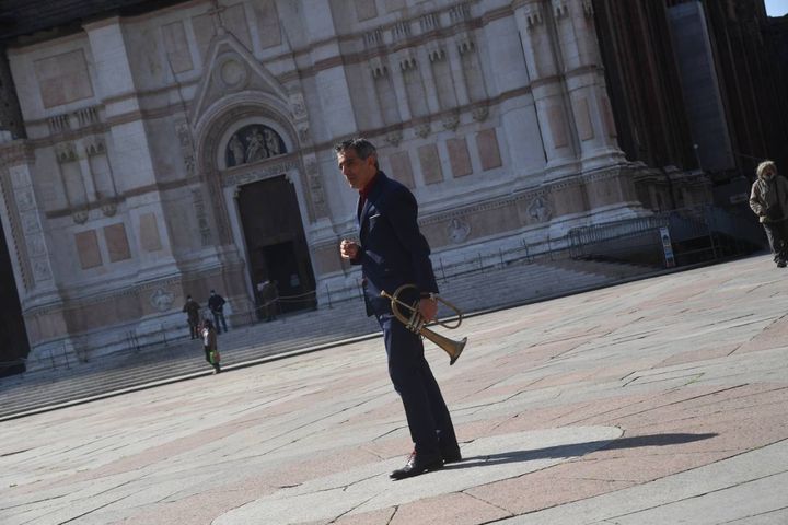 Paolo Fresu suona 'Bella ciao' in piazza Maggiore (Foto Schicchi)