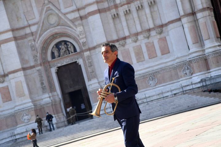 Paolo Fresu suona in piazza Maggiore (Foto Schicchi)