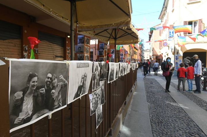 Foto esposte hanno preso il posto della gente per il 25 aprile al Pratello (Foto Schicchi)