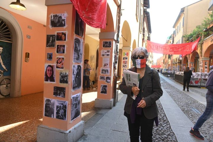 Foto esposte hanno preso il posto della gente per il 25 aprile al Pratello (Foto Schicchi)