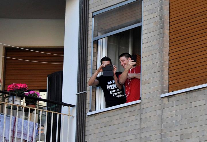 Tanti hanno partecipato dalle finestre e dai balconi (foto Businesspress)