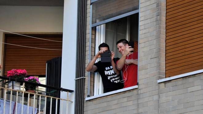 Tanti hanno partecipato dalle finestre e dai balconi (foto Businesspress)