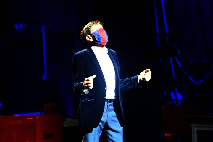 Morandi con la mascherina rossoblù del Bologna (foto Schicchi)