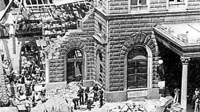 Il crollo dell'ala Ovest dell'edificio (foto Ferrari)