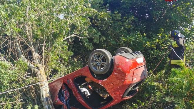 Un trentenne è rimasto incastrato per circa 10 ore nell’abitacolo della sua Giulietta Alfa Romeo finita fuori strada 