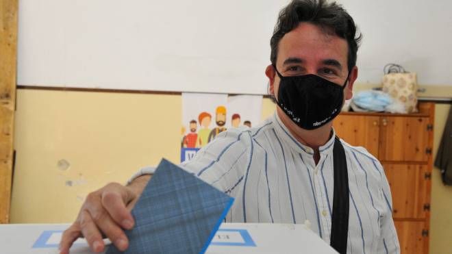 Roberto Cherubini, candidato sindaco a Macerata: tre liste lo sostengono, oltre al suo Movimento Cinque Stelle (foto Calavita)