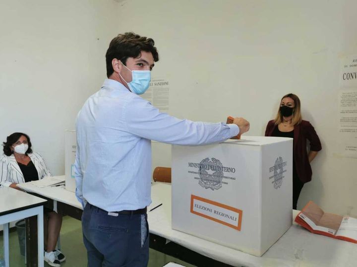 Acquaroli ha votato al seggio n. 6 nella ex scuola della frazione di San Girio a Potenza Picena 