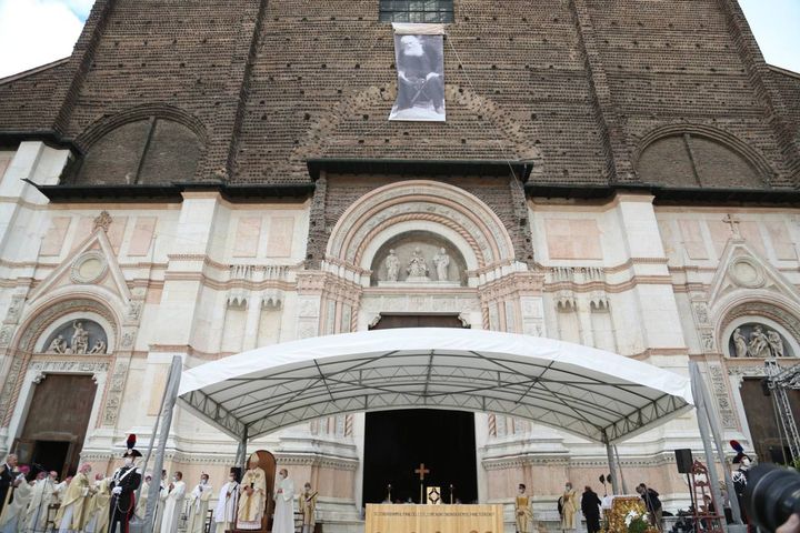 L'immagine di padre Marella sovrasta la chiesa di San Petronio (foto Schicchi)