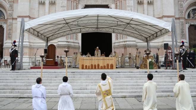 La messa solenne, nel giorno della festa del patrono bolognese San Petronio e di San Francesco (foto Schicchi)