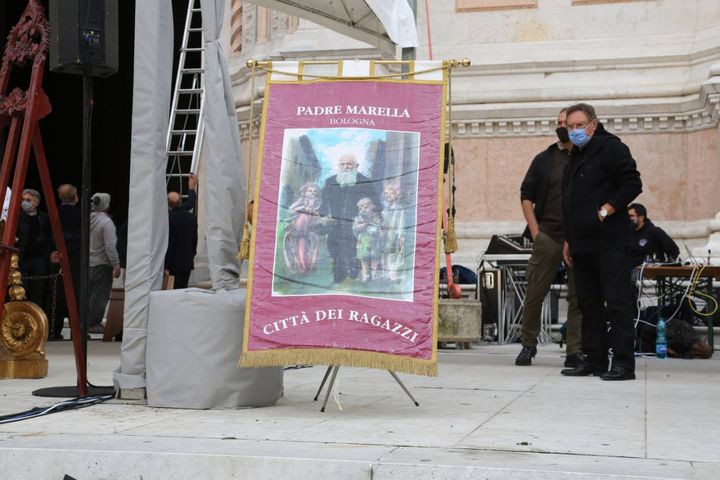 L'immagine del sacerdote all'ingresso di San Petronio (foto Schicchi)
