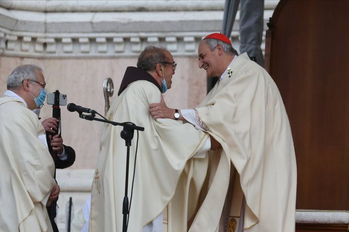 L'abbraccio tra padre Digani e il cardinale Zuppi (foto Schicchi)