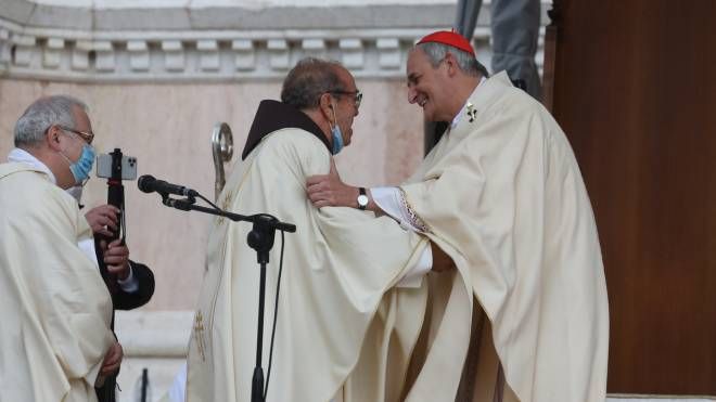L'abbraccio tra padre Digani e il cardinale Zuppi (foto Schicchi)