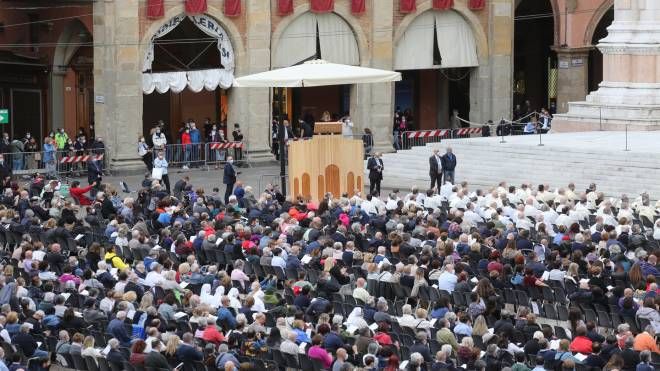 La cerimonia si svolge nel rispetto delle norme sanitarie e i posti in piazza Maggiore sono circa 1.500 (foto Schicchi)