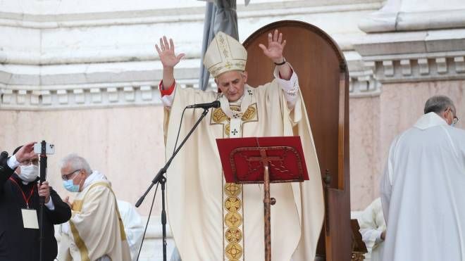 Il saluto del cardinale Zuppi (foto Schicchi)