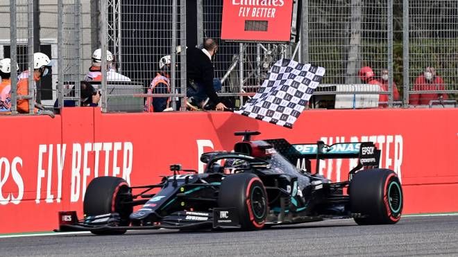 Lewis Hamilton vince ad Imola (foto Afp)