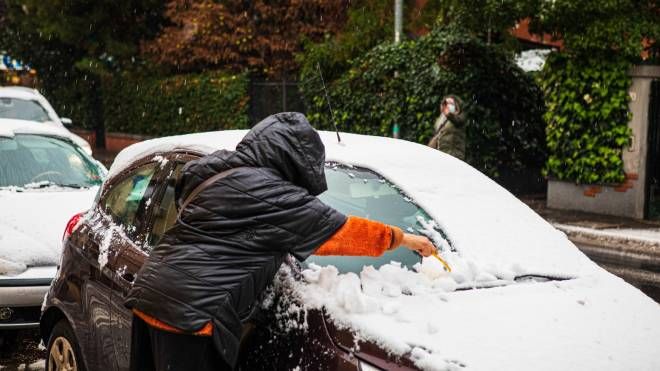 La neve copre le auto (FotoSchicchi)
