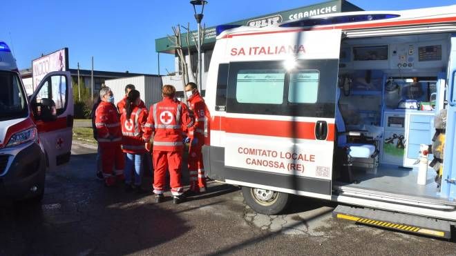 Il giovane è stato trasportato immediatamente in elisoccorso all'ospedale di Parma (foto Artioli)