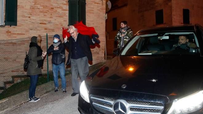 L'arrivo di Vittorio Sgarbi nel locale 'ribelle' di Carriera (Fotoprint)