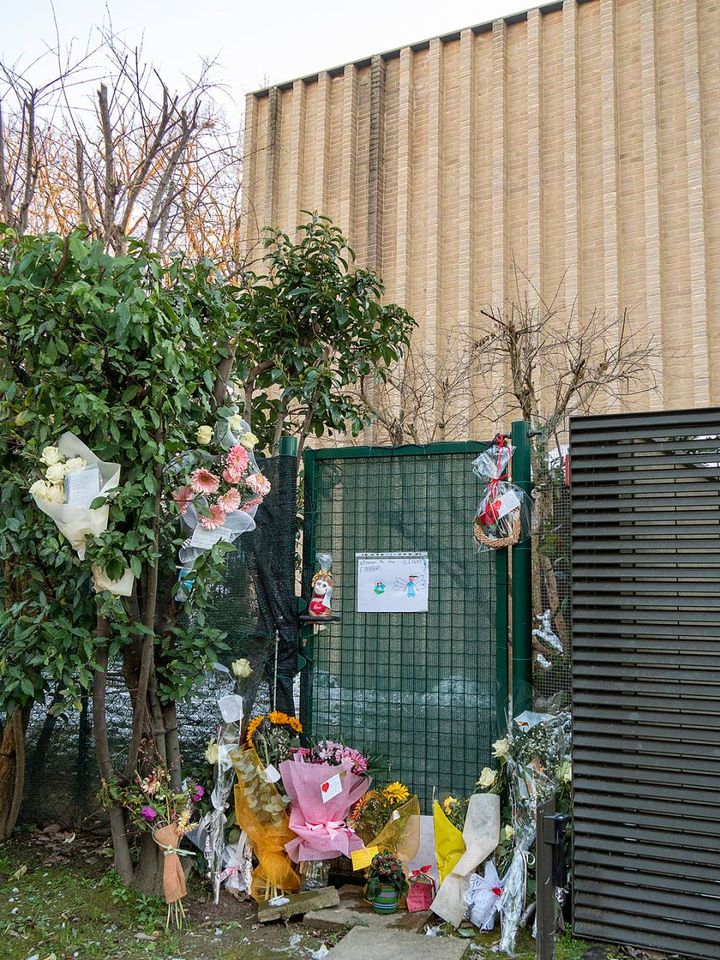 Fiori e messaggi lasciati sul cancello della casa dove è avvenuto l'omicidio di Ilenia Fabbri (foto Stefano Tedioli)