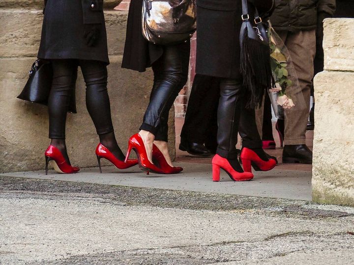Al funerale, le amiche di Ilenia Fabbri indossavano scarpette rosse come simbolo contro il femminicidio (foto Stefano Tedioli)