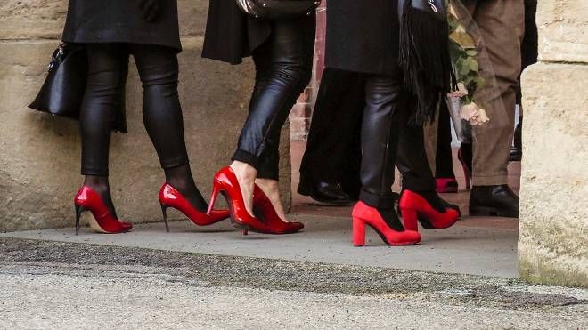 Al funerale, le amiche di Ilenia Fabbri indossavano scarpette rosse come simbolo contro il femminicidio (foto Stefano Tedioli)