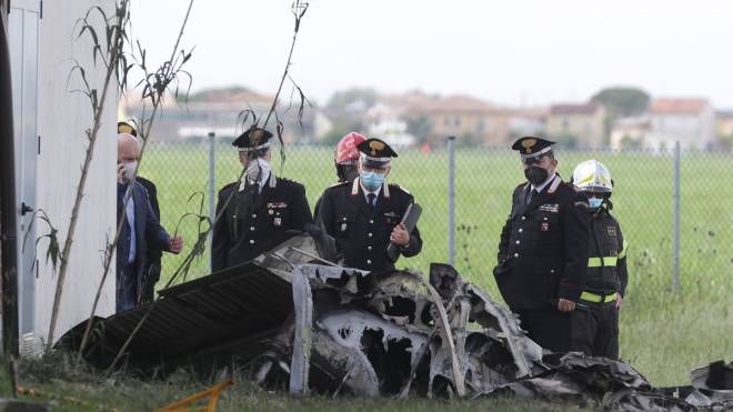 I resti del velivolo verranno portati all'aeroporto militare di Cervia (foto Zani)