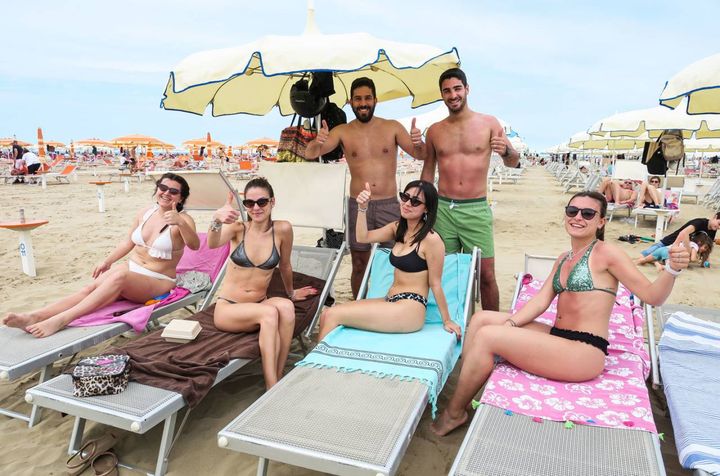 Ecco i primi turisti della stagione sulla spiaggia di Rimini