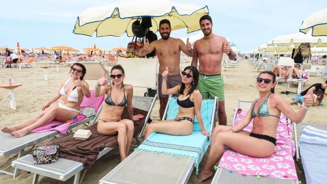 Ecco i primi turisti della stagione sulla spiaggia di Rimini