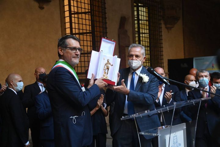 Il sindaco Merola consegna a Paolo Bolognesi il Nettuno d'Oro (Fotoschicchi)