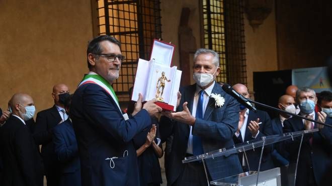 Il sindaco Merola consegna a Paolo Bolognesi il Nettuno d'Oro (Fotoschicchi)
