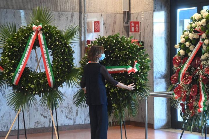 La ministra Cartabia depone i fiori alla stazione di Bologna (Fotoschicchi)