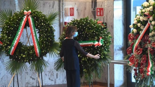 La ministra Cartabia depone i fiori alla stazione di Bologna (Fotoschicchi)