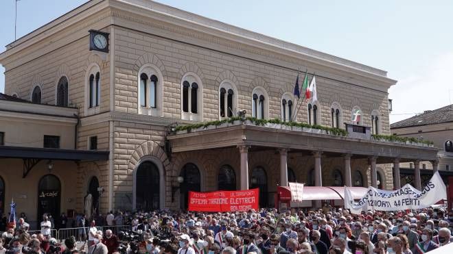 La folla in piazza Medaglie d'Oro (Fotoschicchi)
