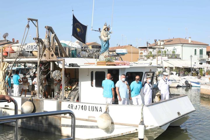 La statua della madonna è stata portata in barca (foto Ravaglia)