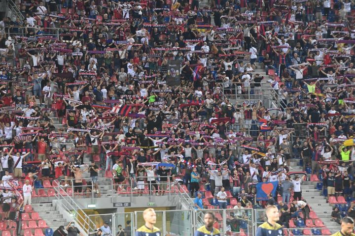 I cori rossoblù allo stadio Dall'Ara (foto Schicchi)