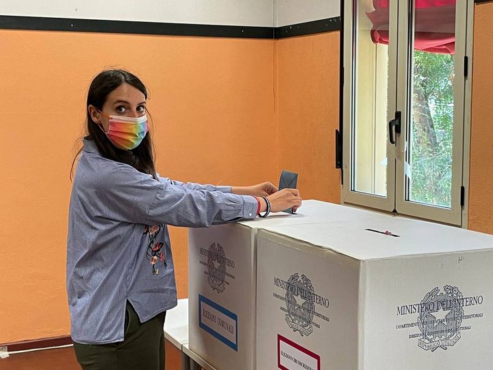 La capolista di Coalizione Civica Coraggiosa Ecologista e Solidale Emily Clancy mentre vota al seggio 92 in vicolo
Bolognetti
