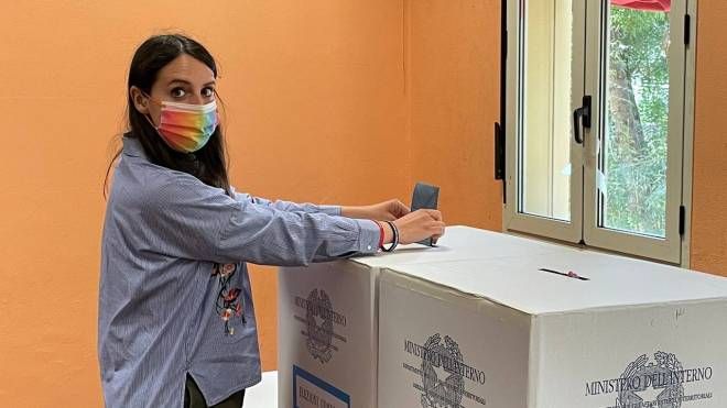 La capolista di Coalizione Civica Coraggiosa Ecologista e Solidale Emily Clancy mentre vota al seggio 92 in vicolo
Bolognetti
