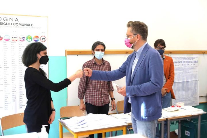 Matteo Lepore al seggio elettorale presso la scuola elementare Cesana, alla Barca (foto Schicchi)