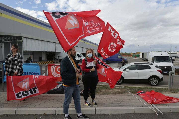 Presidio dei sindacati davanti alla sede di SDA (Fotoschicchi)