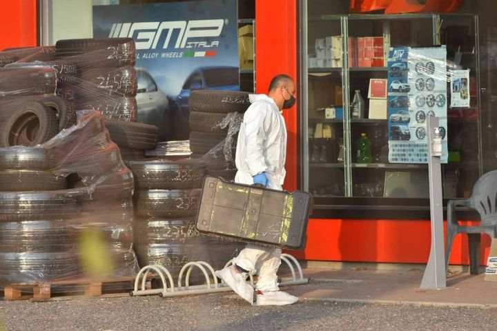 Un uomo è stato ucciso con colpi d'arma da fuoco sparati in una ditta di pneumatici a Cadelbosco Sopra