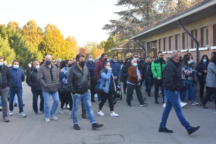 Centinaia di persone per l'ultimo saluto a Salvatore Silipo (foto Artioli)