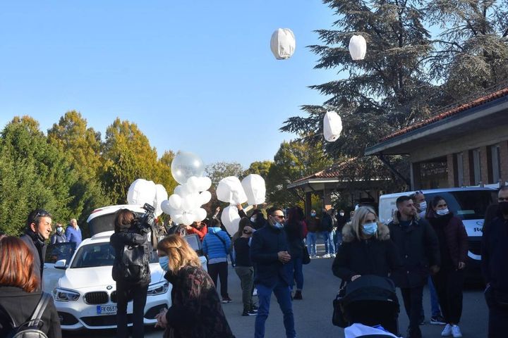 Il funerale del 29enne vittima dell’omicidio di sabato pomeriggio all’interno dell’azienda Dante Gomme (foto Artioli)