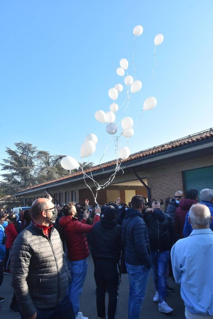 Palloncini bianchi fatti volare in cielo (foto Artioli)