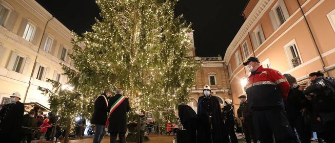 L'accensione dell'Albero di Natale a Ravenna l'anno scorso (Foto Zani)